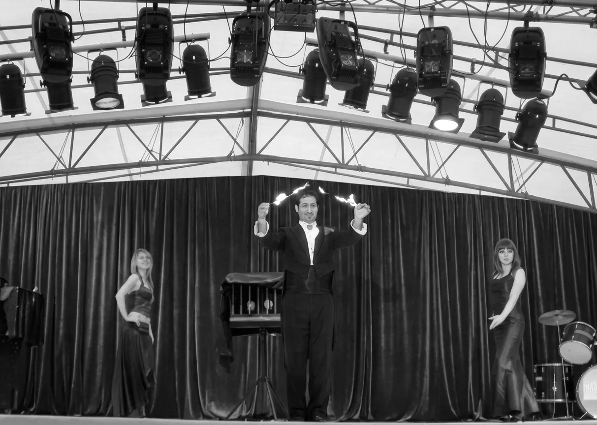 Actuación de Félix Magic show con fuego