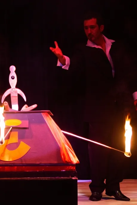 Espectáculo de gran formato con fuego y misterio - Félix Magic