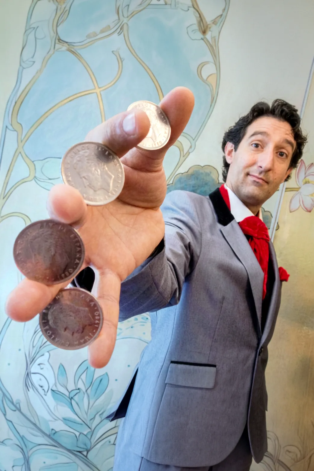 Félix Magic especialista en magia de cerca numismagia